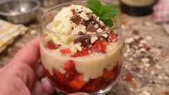 Erdbeer-Dessert im Glas mit Cointreau, Eierlikör und Vanilleeis – in 10 Minuten