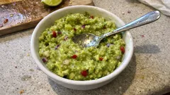 Cremiger Avocado-Dip wie Guacamole – in 10 Minuten mit Limette und Zwiebel