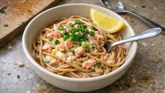 Pasta mit Räucherlachs und Lauch – cremige Soße in 25 Minuten