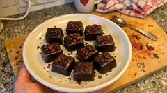 Preiselbeer-Konfekt ohne Backen: schnelles Schoko-Dessert mit Zimt und Kardamom