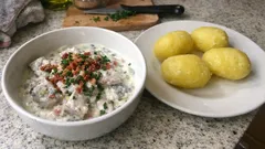 Heringsstipp mit Joghurt und saurer Sahne – schnell gerührt, perfekt zu Pellkartoffeln