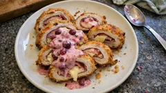 Winterliche Hähnchen-Röllchen à la Cordon bleu – mit Camembert & Preiselbeerrahm
