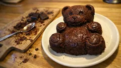 Teddy-Bear-Torte aus Schokokuchen – mit Kinderschokoladencreme ganz einfach dekoriert