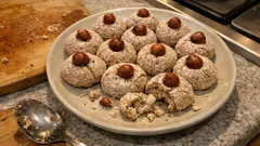 Zimt-Nuss-Kugeln wie vom Adventsteller: saftig-weiches Eiweißgebäck mit Haselnüssen