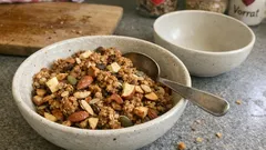 Apfel-Granola aus dem Ofen: knusprig, fruchtig und ganz ohne raffinierten Zucker