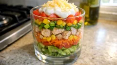 Schichtsalat im Glas mit Pute – so bleibt er beim Meal Prep richtig knackig