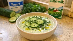 Kalte Gurkensuppe mit Buttermilch: in 10 Minuten gemixt, perfekt für heiße Tage