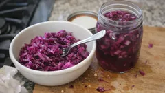 Eingelegter Rotkohl im Glas: so wird er aromatisch und schön knackig