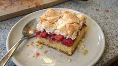 Erdbeer-Baiser-Kuchen vom Blech – schnell gebacken, oben goldig-knusprig