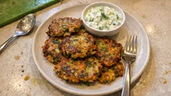 Knusprige Low-Carb-Gemüsepuffer ohne Kartoffeln – mit frischem Gurken-Zaziki