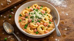 Tortellini in Rahmsoße mit Schinken und Erbsen – cremig, mild und richtig sättigend