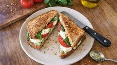 Tomaten-Mozzarella-Sandwich mit Basilikum-Creme – in 10 Minuten knusprig auf dem Tisch