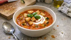 Tomaten-Zucchinisuppe mit knusprigen Croutons – leicht, cremig und schnell gekocht