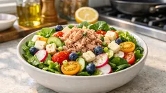 Bunter Fitnesssalat mit Thunfisch, Proteinkäse & Heidelbeeren – schnell gemacht