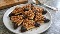 Saftige Nussecken wie vom Bäcker – mit Apfelsinenkonfitüre und dunkler Kuvertüre