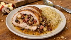 Gefüllte Putenbrust aus dem Ofen: saftig mit Apfel, Champignons und Sauerkraut