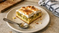 Stachelbeerkuchen mit Baiserhaube vom Blech – fruchtig-säuerlich und schön saftig