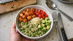 Protein-Bowl mit Quinoa, Tofu und Erbsen – schnell gemacht und lange sättigend