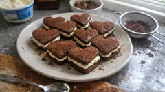 Tiramisu-Kekse in Herzform: Kaffee-Mürbeteig mit Mascarpone-Amaretto-Creme