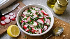 Frühlingssalat mit Radieschen & Petersilie – in 10 Minuten mit zitronigem Senf-Dressing