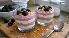 Brombeer-Quark-Joghurt-Dessert im Glas – in 10 Minuten vorbereitet