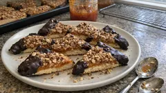 Nussecken vom Blech mit Dinkel-Vollkorn: saftig, fruchtig und mit Schokospitzen