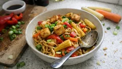 Gebratene Nudeln mit Tofu: schnell aus dem Wok, schön bissfest und aromatisch