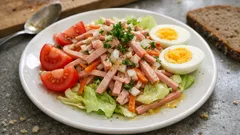 Wurstsalat mit Lyoner und Ei – schnell gemacht, schön knackig mit Senf-Dressing