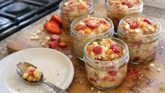 Rhabarberkuchen im Glas: saftig gebacken mit Erdbeeren und weißer Schokolade