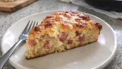 Saftiger Zwiebelkuchen mit Schinken und Käse – ganz unkompliziert aus dem Ofen