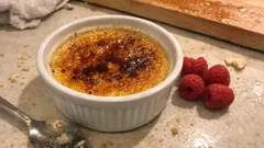 Crema Catalana mit Himbeeren: samtige Vanillecreme mit knackiger Karamellkruste