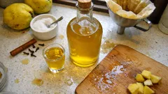 Quittenlikör einfach ansetzen: mit Korn, Zimt und Nelken – perfekt zum Verschenken