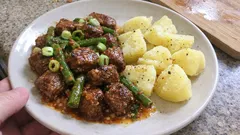 Feurige Rindfleischwürfel aus der Pfanne – mit Bohnen in Senf-Meerrettich-Sauce