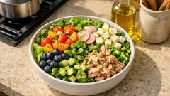 Bunter Fitnesssalat mit Thunfisch & Heidelbeeren – proteinreich, ganz ohne Kochen