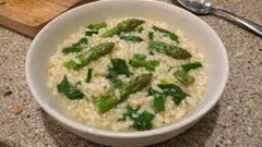Cremiges Spargel-Bärlauch-Risotto – ganz ohne Parmesan, aber voller Geschmack
