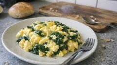 Cremiges Rührei mit Babyspinat – in 10 Minuten auf dem Tisch