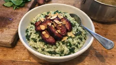 Spinat-Gorgonzola-Risotto mit Mandelpflaumen – cremig, würzig, überraschend rund