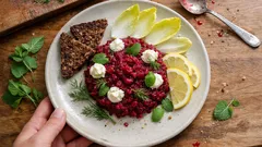 Rote-Bete-Tatar mit Frischkäse: leichte Vorspeise mit Röstaroma