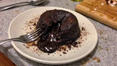 Schokoküchlein mit flüssigem Kern – so gelingt der Lava-Cake im Ofen ganz zuverlässig