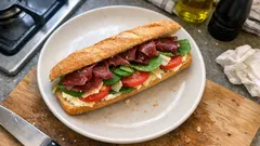 Knuspriges Gruyère-Baguette mit Knoblauchcreme – schnell belegt, richtig würzig