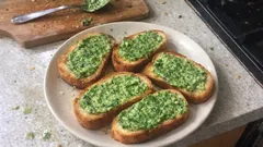 Rucola-Butter in 10 Minuten: würziger Aufstrich mit feiner Knoblauchnote