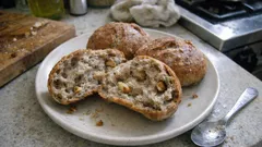 Über-Nacht-Walnussbrötchen ohne Kneten – morgens frisch, außen kross