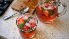 Erdbeerbowle mit Minze – gut vorzubereiten und herrlich spritzig