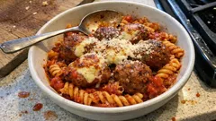 Polpette al forno: saftige Hackbällchen aus dem Ofen mit Fusilli und Käsekruste
