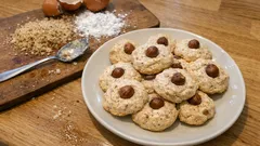 Nussmakronen wie vom Plätzchenteller: außen zart, innen saftig – mit Haselnuss & Zimt