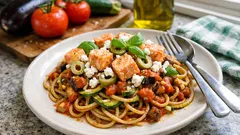 Gemüsenudeln mit Lachs: Vollkornspaghetti in tomatiger Auberginen-Sauce