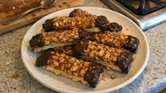 Cashew-Nussstangen mit Schokofuß – mürber Dinkelboden, saftige Nussdecke