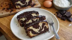 Kleiner Marmorkuchen mit Sahne im Teig – extra saftig und mit Schoko-Guss