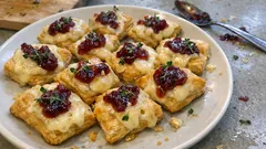 Blätterteigwölkchen mit Geramont & Preiselbeer-Chutney – warmes Fingerfood mit Wow-Effekt