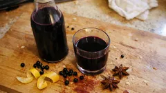 Holundersaft aus frischen Beeren – klar, aromatisch und heiß abgefüllt (mit Sternanis)